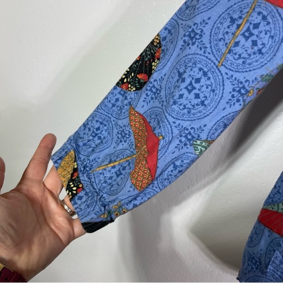 Scrub Jacket, Fun Japanese Umbrella Print. Similar to a size 2X/3X. - Picture 3 of 4